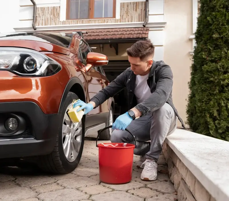 Lavage auto à domicile Saint-Pierre-d'Eyraud : professionnel intervenant sur un véhicule